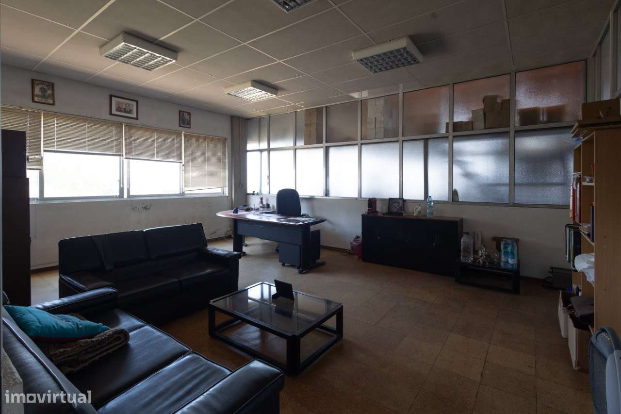Armazéns com uma área de 5.270m2, em terreno com 14.000m2.-5