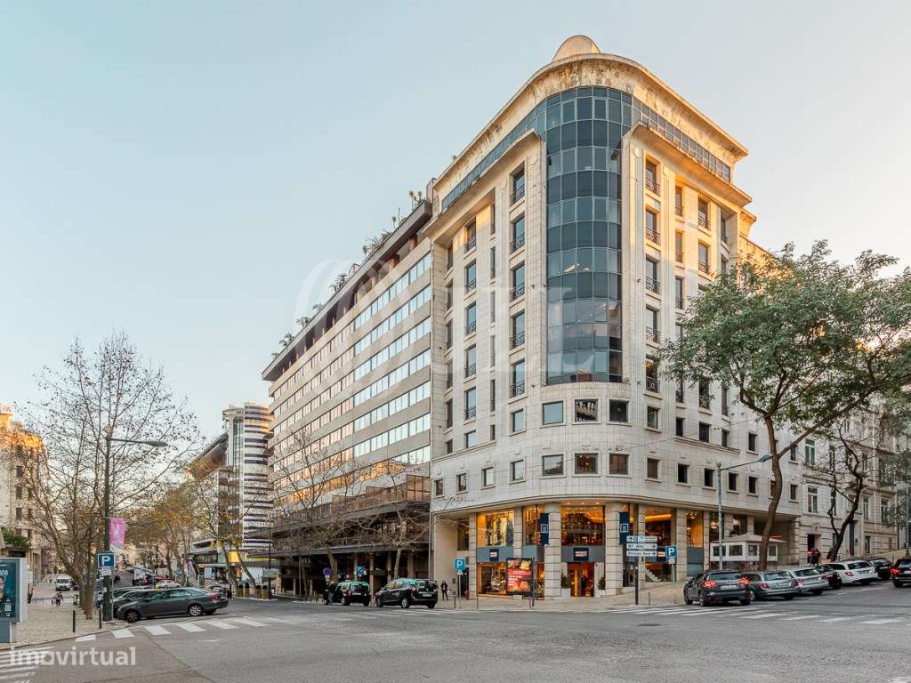 Estacionamento junto à Avenida da Liberdade, em Lisboa - Grande imagem: 1/4