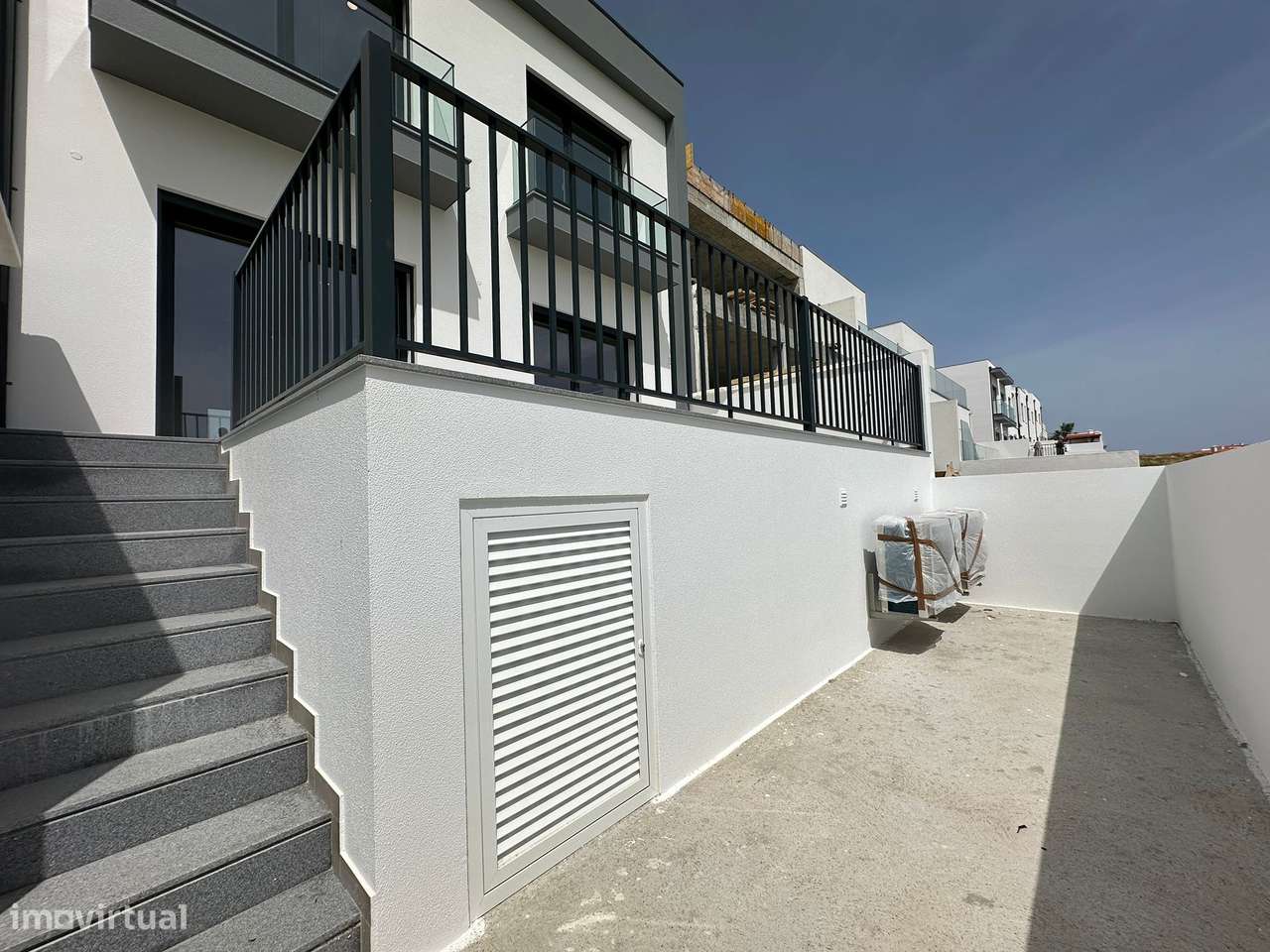 Moradia T3 com terraço e garagem, próxima a praias-21
