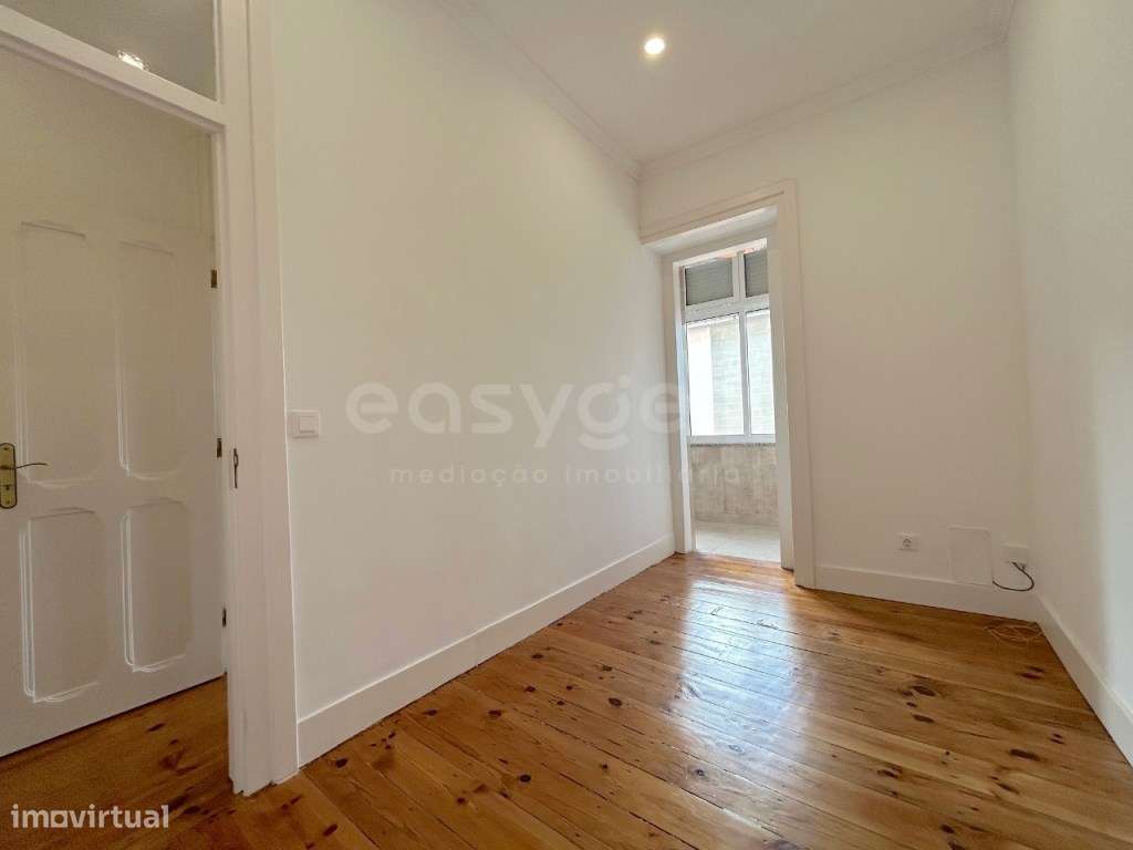 Apartamento T1+1, remodelado, luz natural, traça tipicamente Portug... - Grande imagem: 5/19