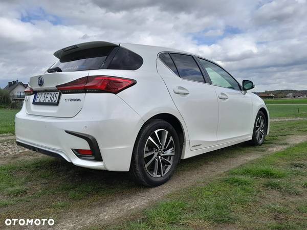 Lexus CT - 9