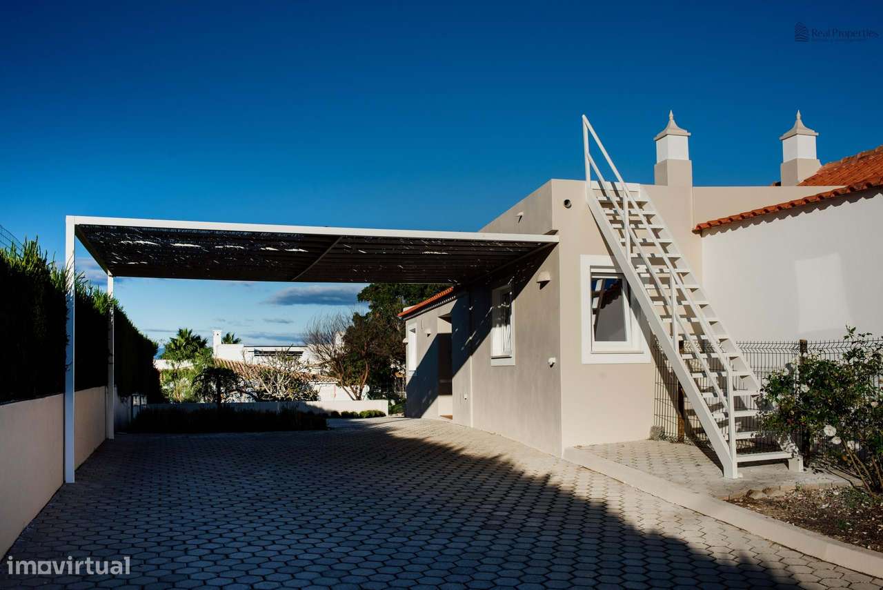 Elegante Moradia T3 Renovada com Vistas Panorâmicas em Alvor-38