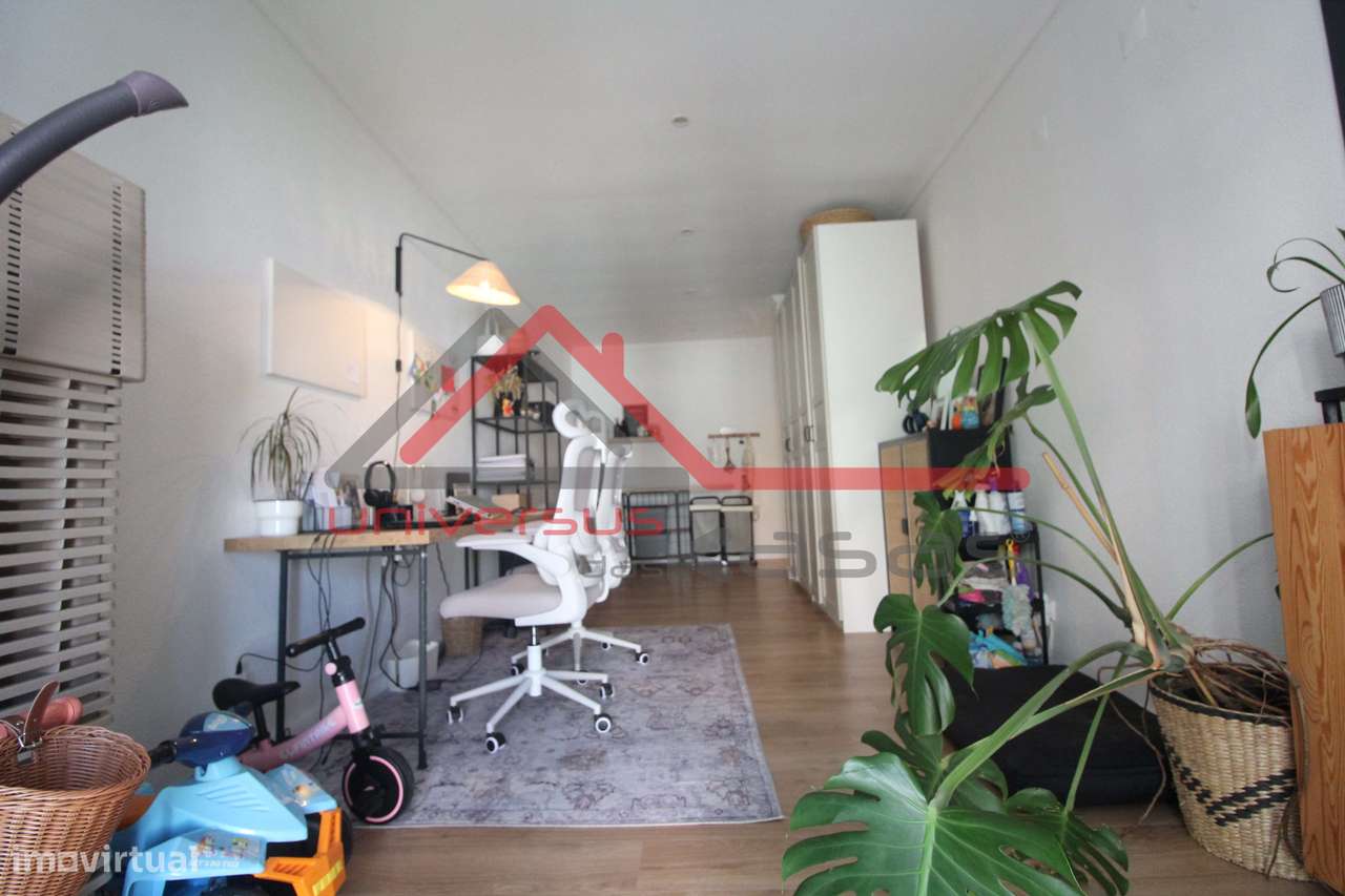 Moradia em Banda V4 com Jardim e Estacionamento na Quinta do Anjo-16