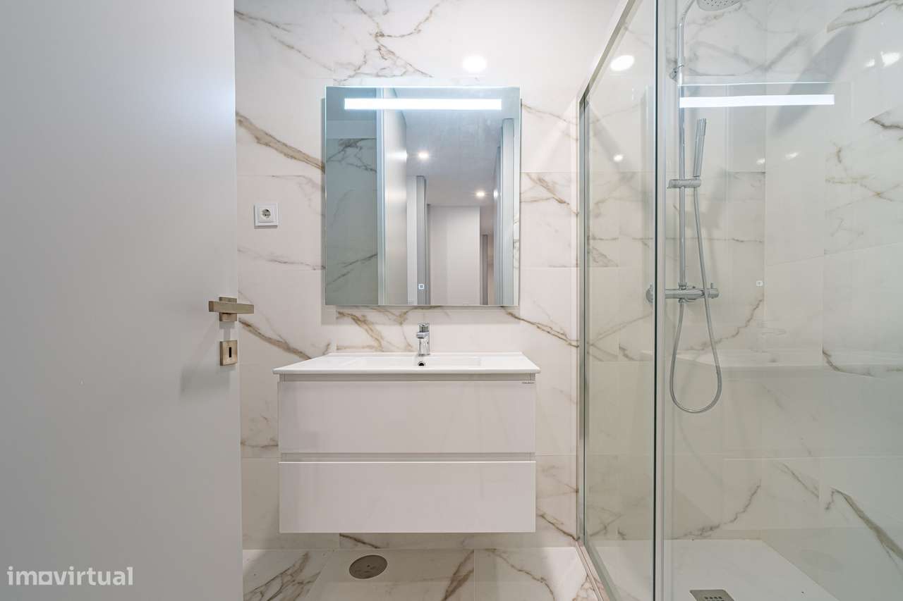 T4 amplo, 4 suites e estacionamento 4 carros – Marquês, Porto-37