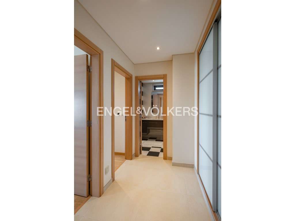 Exclusivo Duplex T2+1 com Terraço Privativo e Vista Panorâmica-9