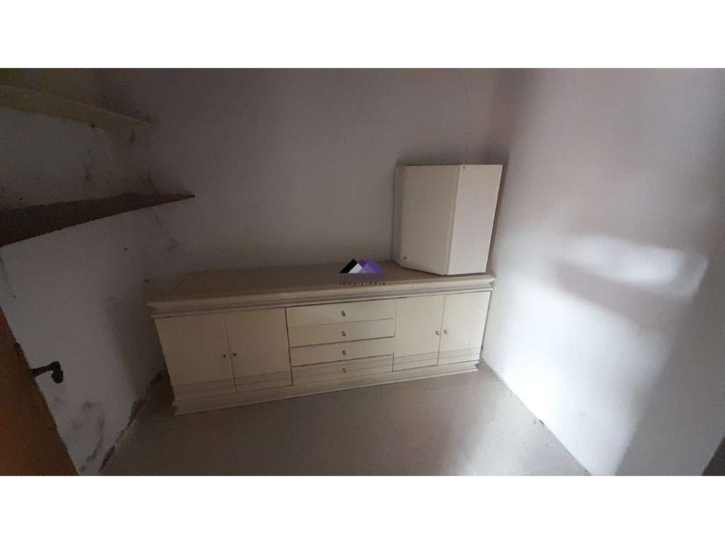 Casa Térrea para Recuperar nas Hortas com Grande Potencial-25