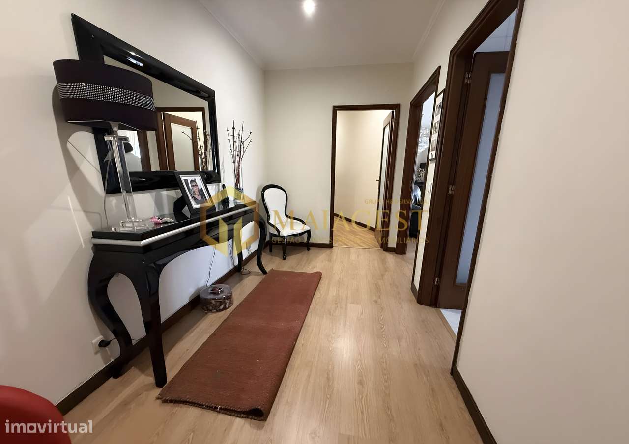 Apartamento T2 Renovado na Madalena com Garagem e Arrumos-8