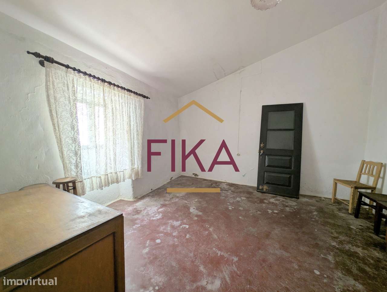 Moradia T3 para recuperação total com 679m2 de terreno-5