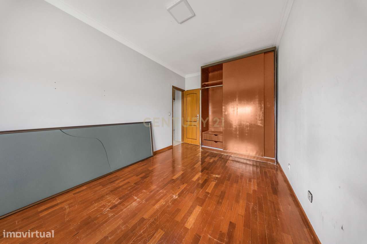 T3 Luminoso em Santa Marta do Pinhal – Espaço e Conforto no Coração de-11