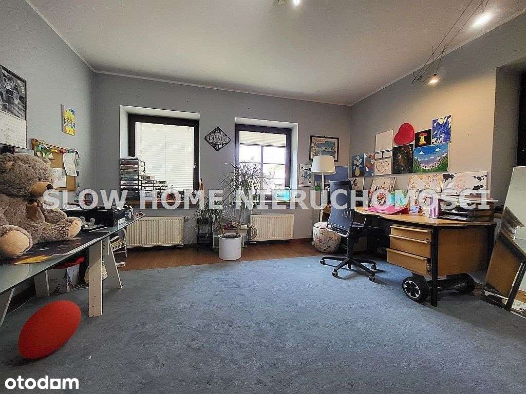 Ciekawy dom z dużymi garażami-6