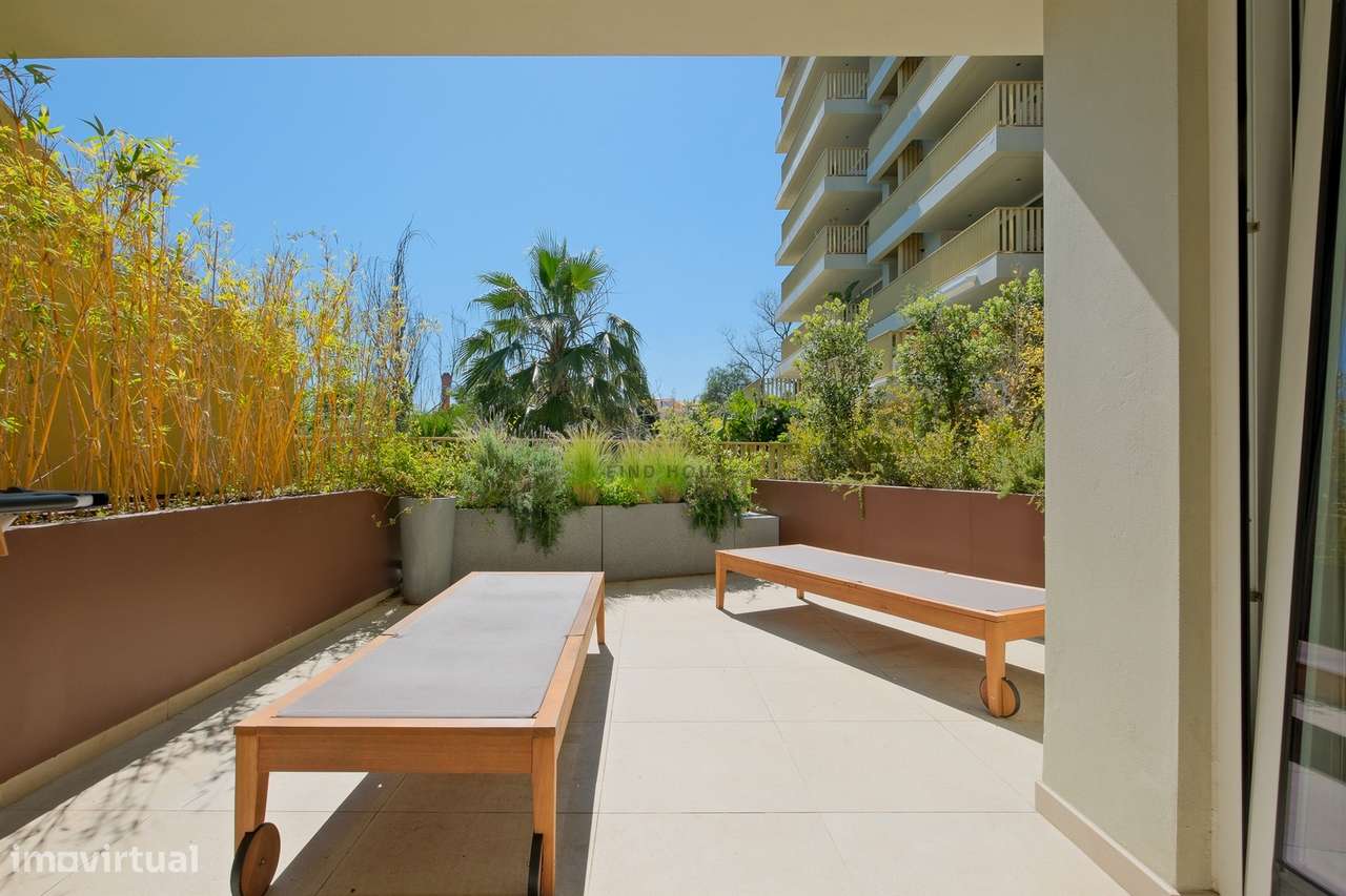 Apartamento T3 em condomínio privado, com terraços e garagem, no Prínc-47