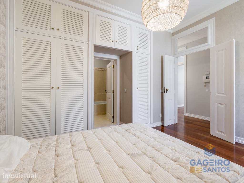 Apartamento Único com Charme Histórico e Conforto Moderno a Passos ...-19