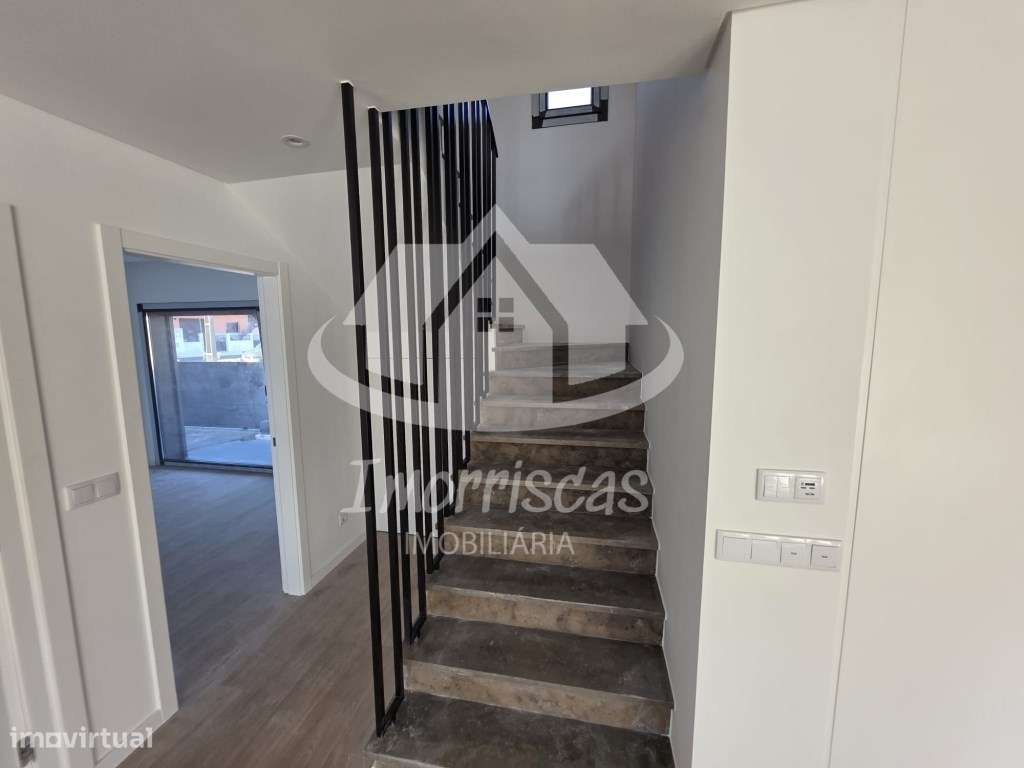 Moradia T3+1 na Portela de Azóia, em Santa Iria de Azóia-11