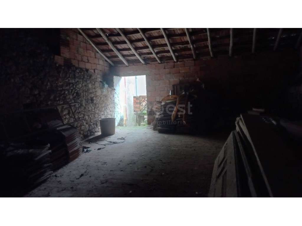 Moradia T2 para remodelar no Centro de Amiais de Baixo.-19