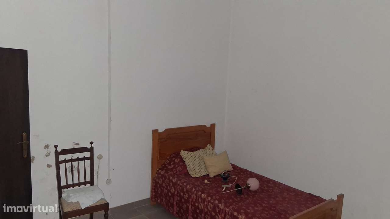 Moradia com Quintal, Garagem e Anexos no Coração de Coruche – Santarém-10