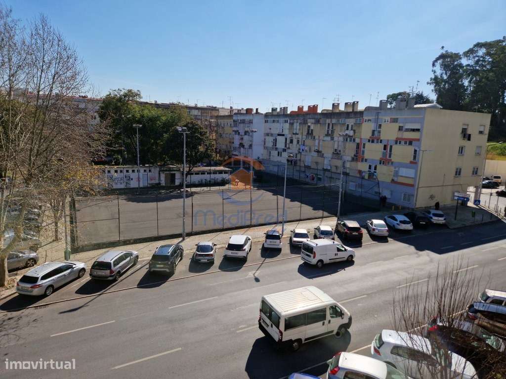 Apartamento T2 remodelado - Pontinha-12