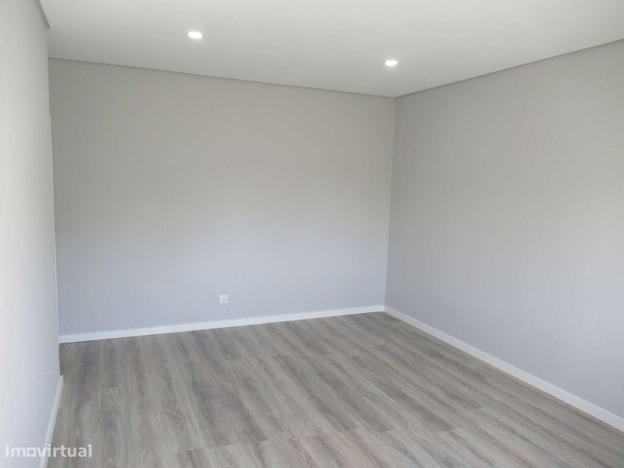 Apartamento T2 renovado na Amora, perto do rio-11