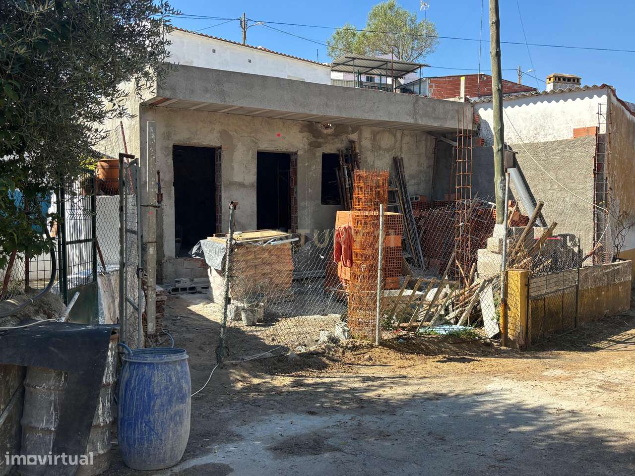 Moradia T2 renovada com estúdio independente e estacionamento | A 5 km-13