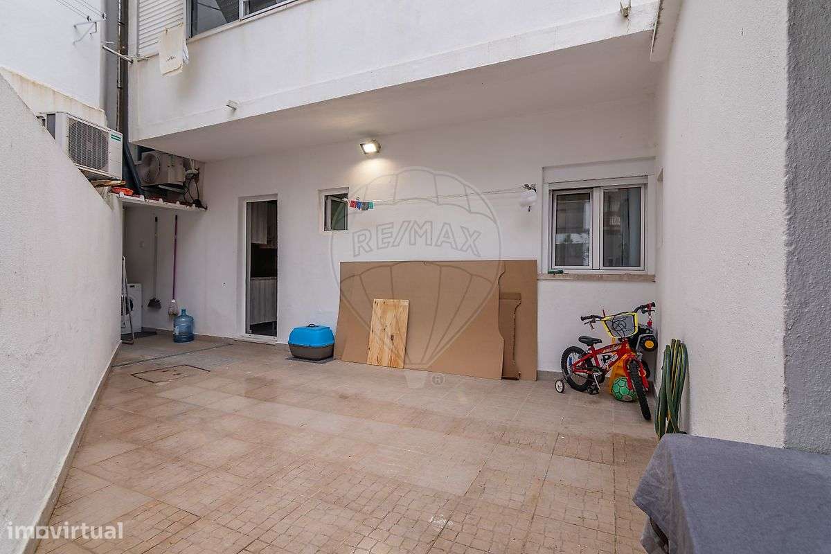 Apartamento T3 remodelado nas Paivas, com logradouro-20