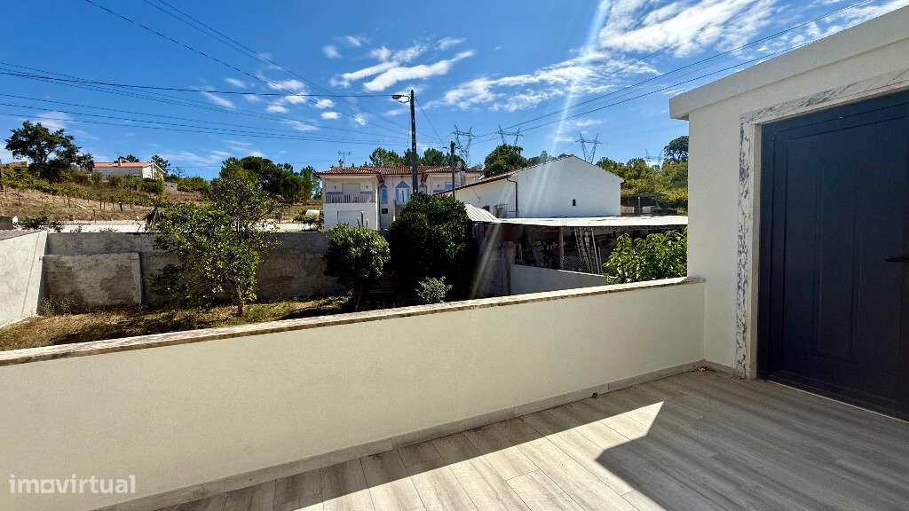 Moradia Isolada T5 com garagem em zona de Santa Clara - Grande imagem: 5/26