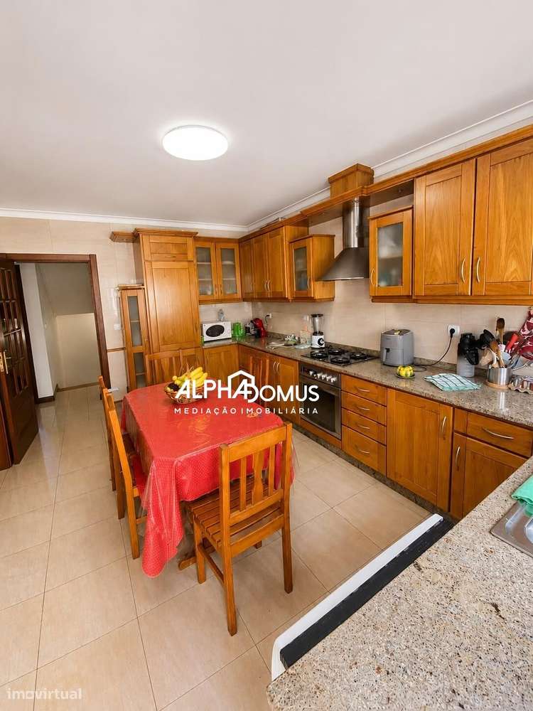 Moradia T4 com Suite, Sotão, Garagem e Espaço Exterior em Valença-35