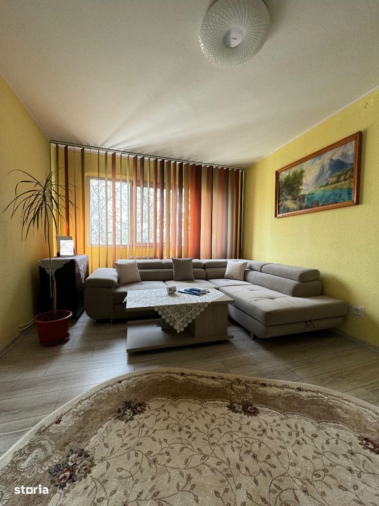 Apartament cu 3 camere, localizat în zona centrală a orașului.