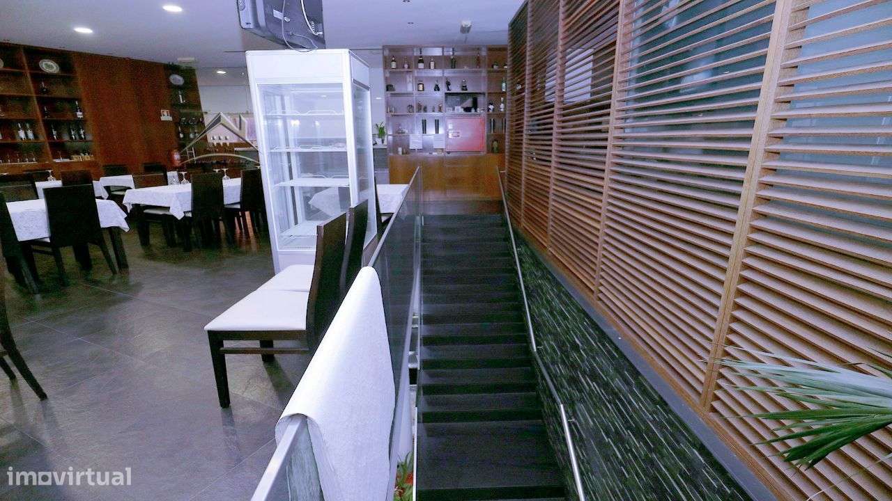 Restaurante "Castelo da Maia" Localizado em Zona Industrial,-30