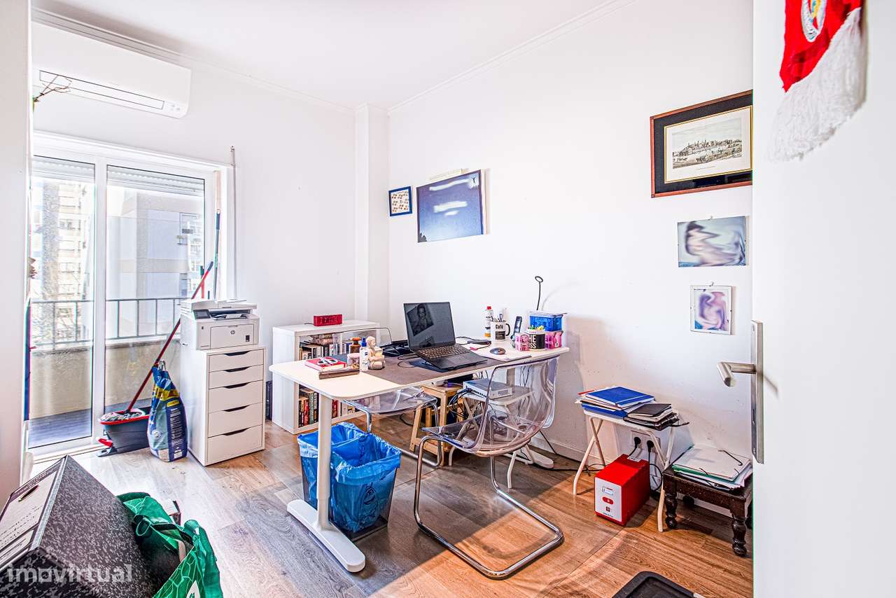 Apartamento T4 remodelado em Carnaxide-11