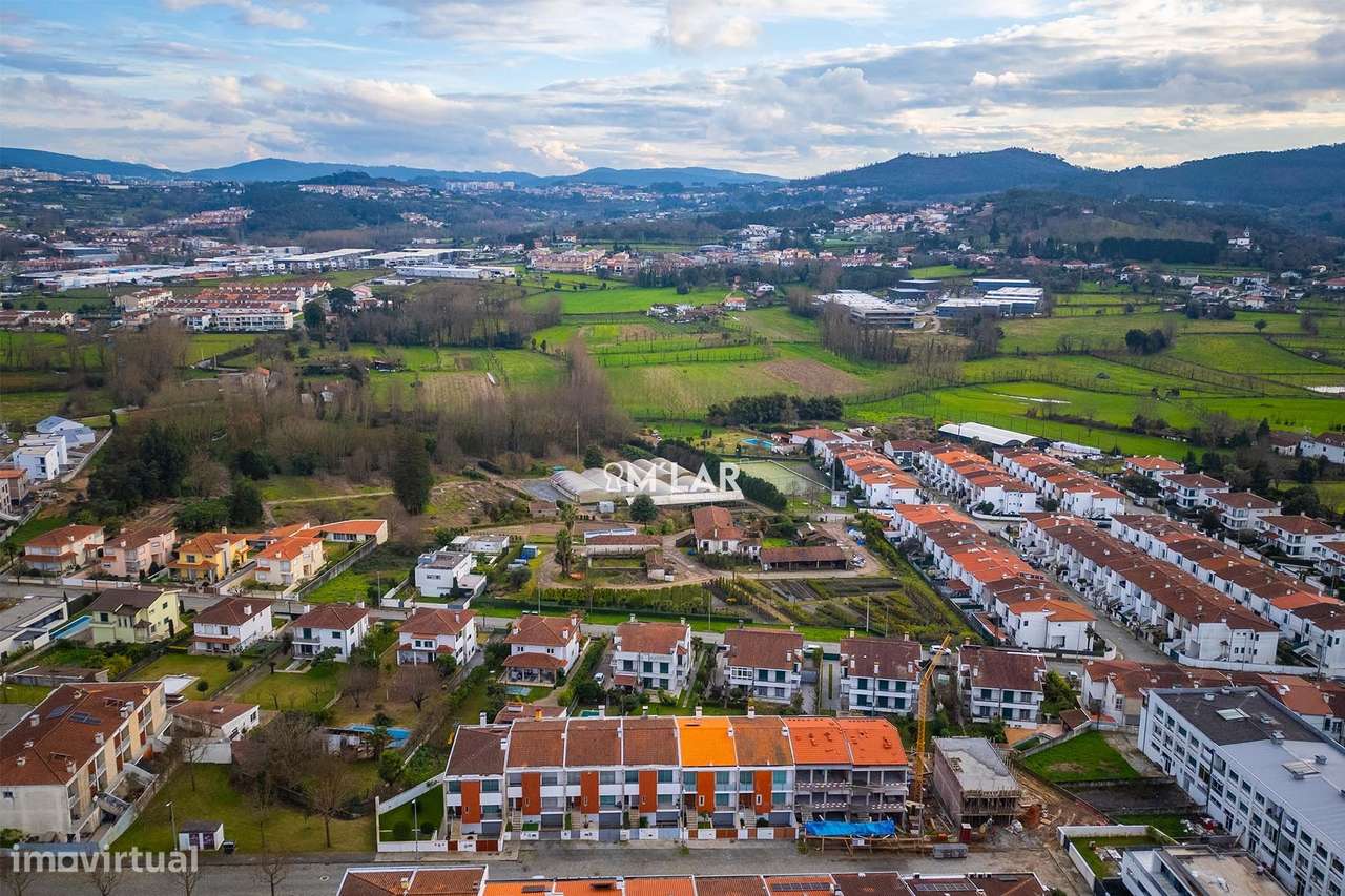 Moradia T3+1,  de gaveto, em Merelim S. Pedro – Braga-18