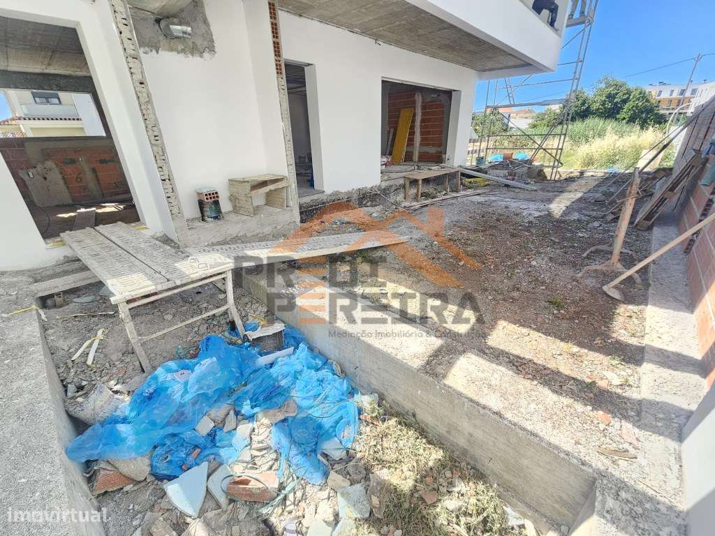 Moradia T4 em fase de construção, situada no Bairro Casal São Sebas...-20