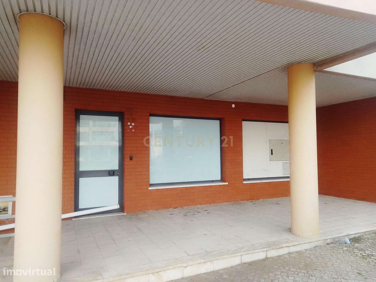 Loja com rendimento garantido a longo prazo e boa localização em Torre-7