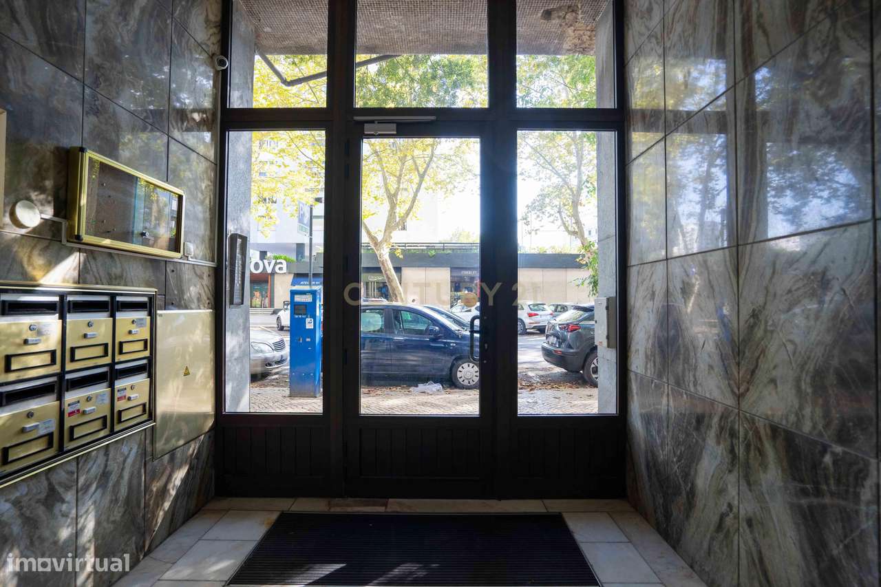 Apartamento T3 pleno de luminosidade em zona premium de Benfica-34