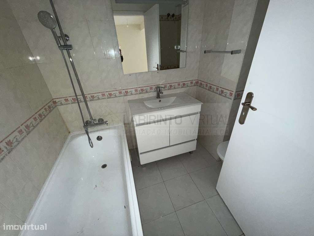 Vende-se ótimo T2 totalmente remodelado em Algueirão-Mem Martins - ...-6