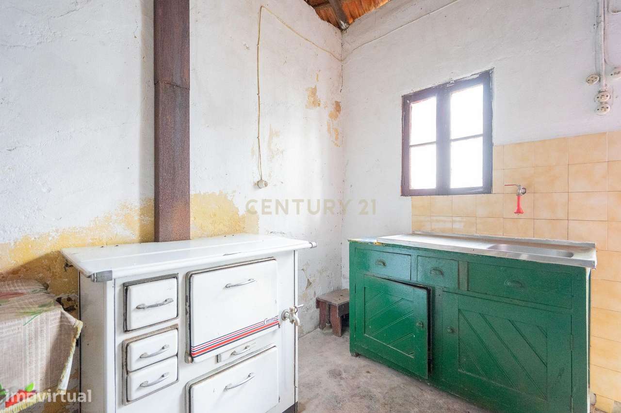 Moradia T3 para recuperar com terreno a 1,5km do centro de Vila Nova d - Grande imagem: 3/29