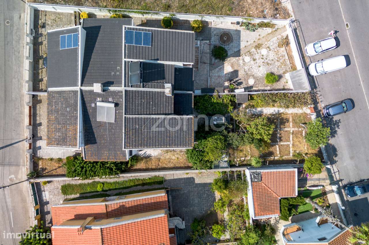 Moradia T4 (espaçosa) em Casais de Mem Martins-36