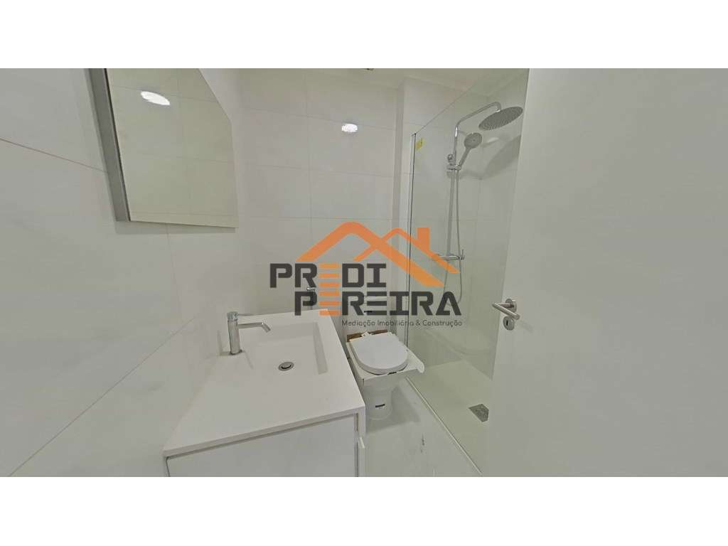 Imóvel T3, totalmente remodelado, com acabamentos de qualidade.-16