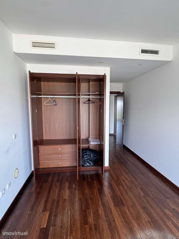 T4 com varanda, garagem e acessibilidade, 195m²-26