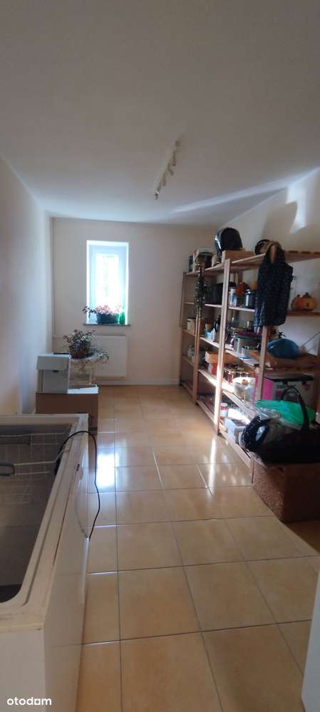 Przestronny z zadbanymi wnętrzami + zabudowania-3