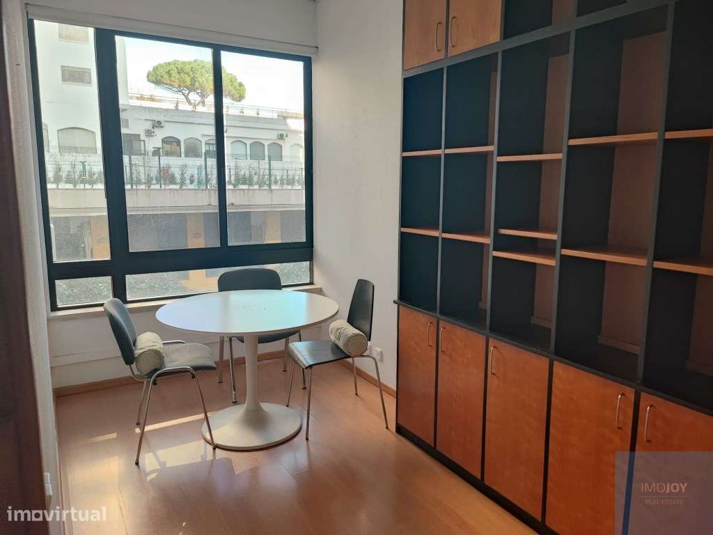 Escritório Situado na Avenida 25 de Abril em Cascais - Grande imagem: 2/24