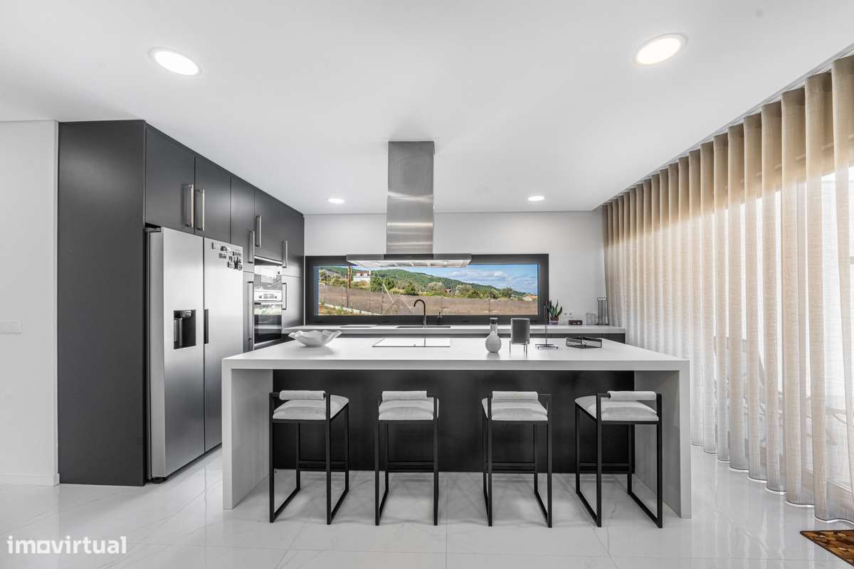 Moradia T4 semi-nova c/ 4 suites-5