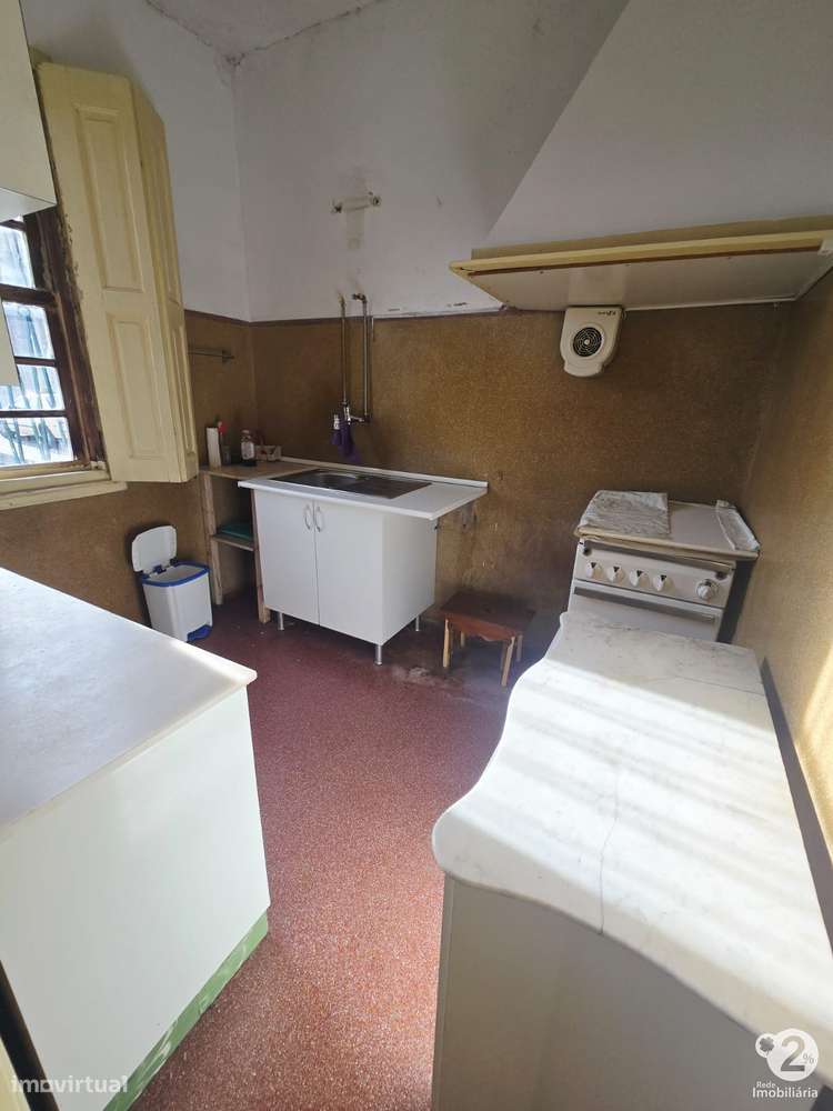 Moradia V3 no Porto perto do Parque Nascente ( para recuperar )-11