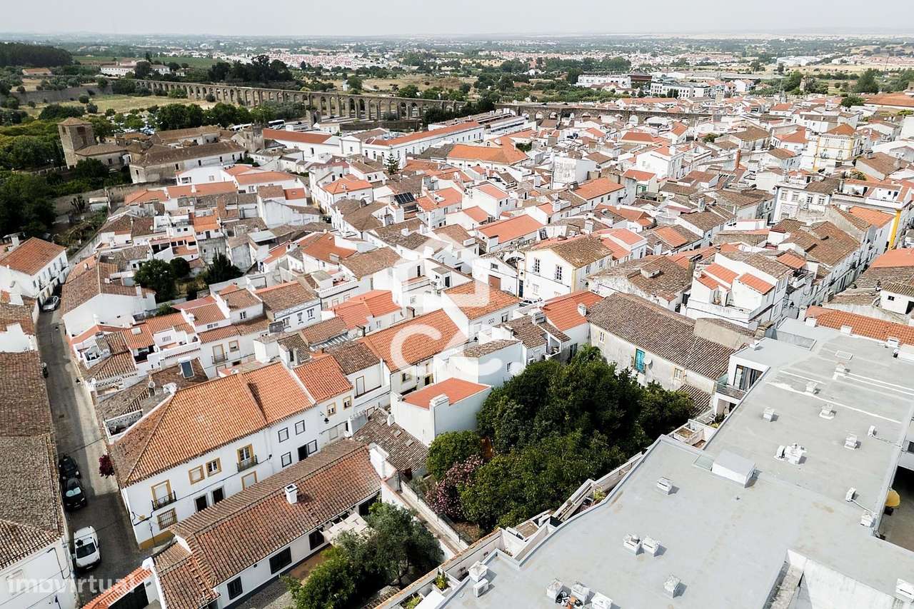 Moradia T3 Bifamiliar de 1º andar com Terraço no Centro Histórico de É-41