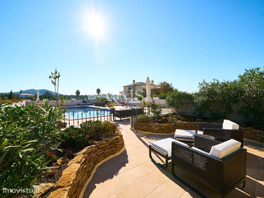 Duplex contemporâneo de três níveis em Santa Bárbara de Nexe, Algarve-32