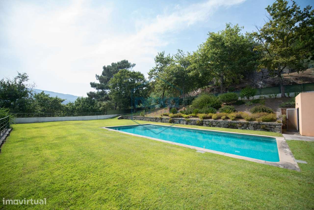 Moradia inserida em Quinta-44