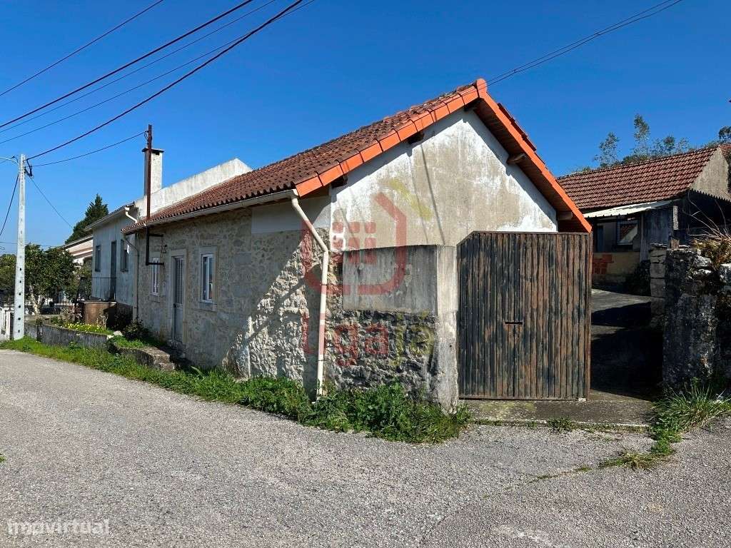 Moradia T2 com Terreno e Anexos - Ourém!-1
