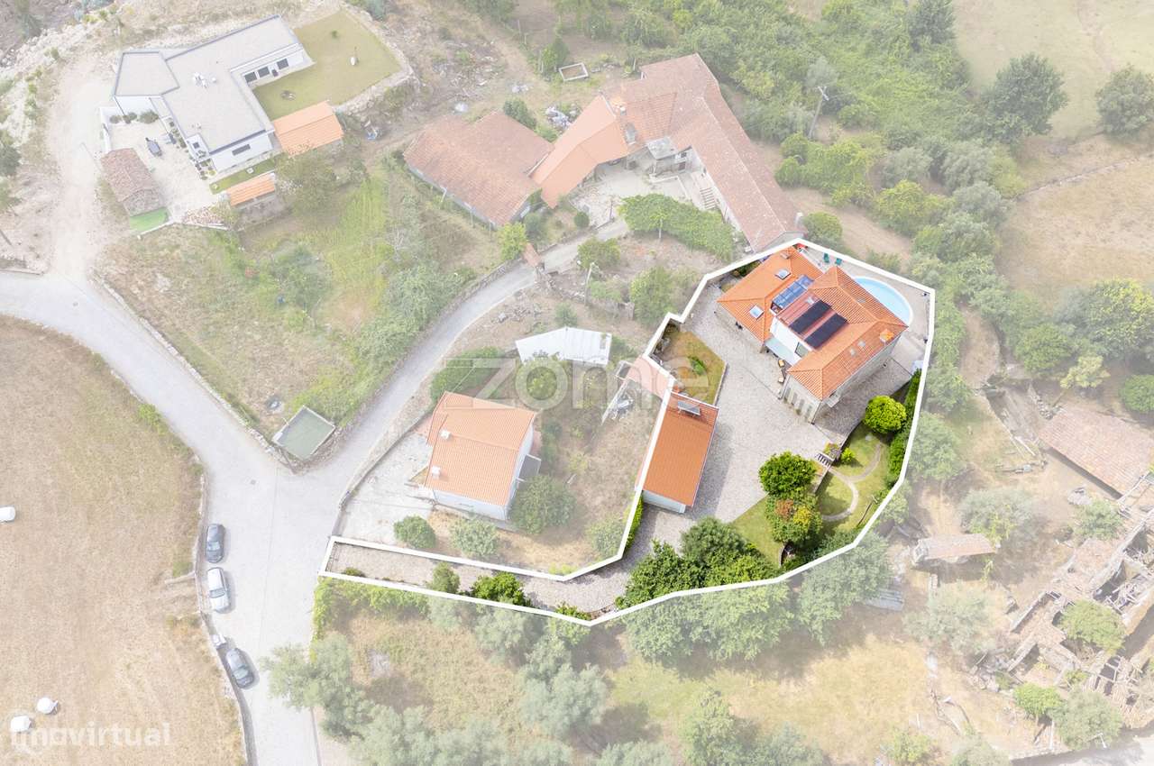 Moradia T5 + 1 com Piscina em Espinho, Braga-5