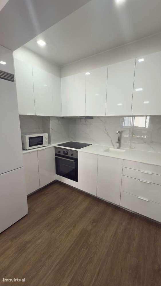 APARTAMENTO T1 kitchenette remodelado, junto à praia. Vistas de mar-1