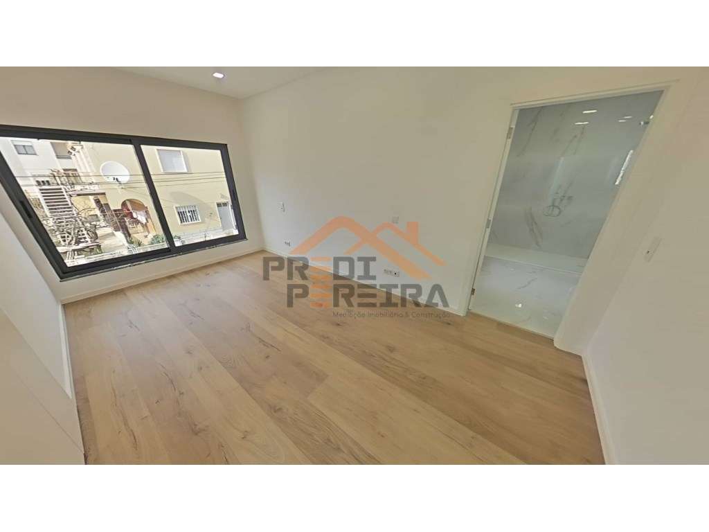 Moradia T4 em condomínio privado com piscina, no Fanqueiro em Loures-34