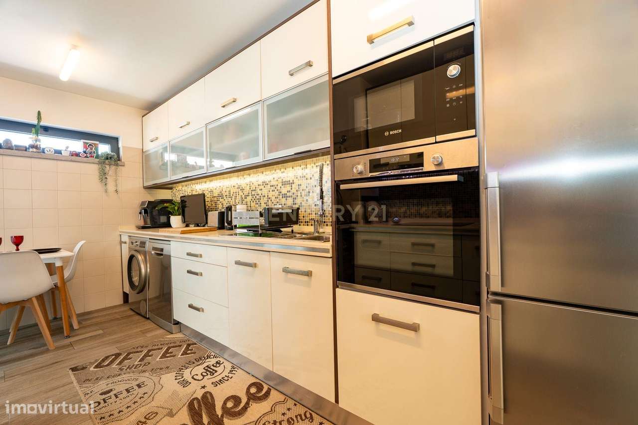 ** Moderna Moradia T4 c/ piscina e rooftop no condomínio privado "Vill-24