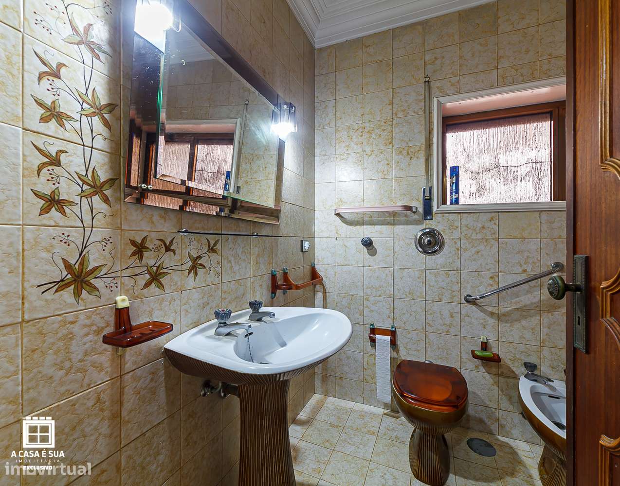 Moradia T4 de três frentes em Baguim do Monte - Exclusivo-24